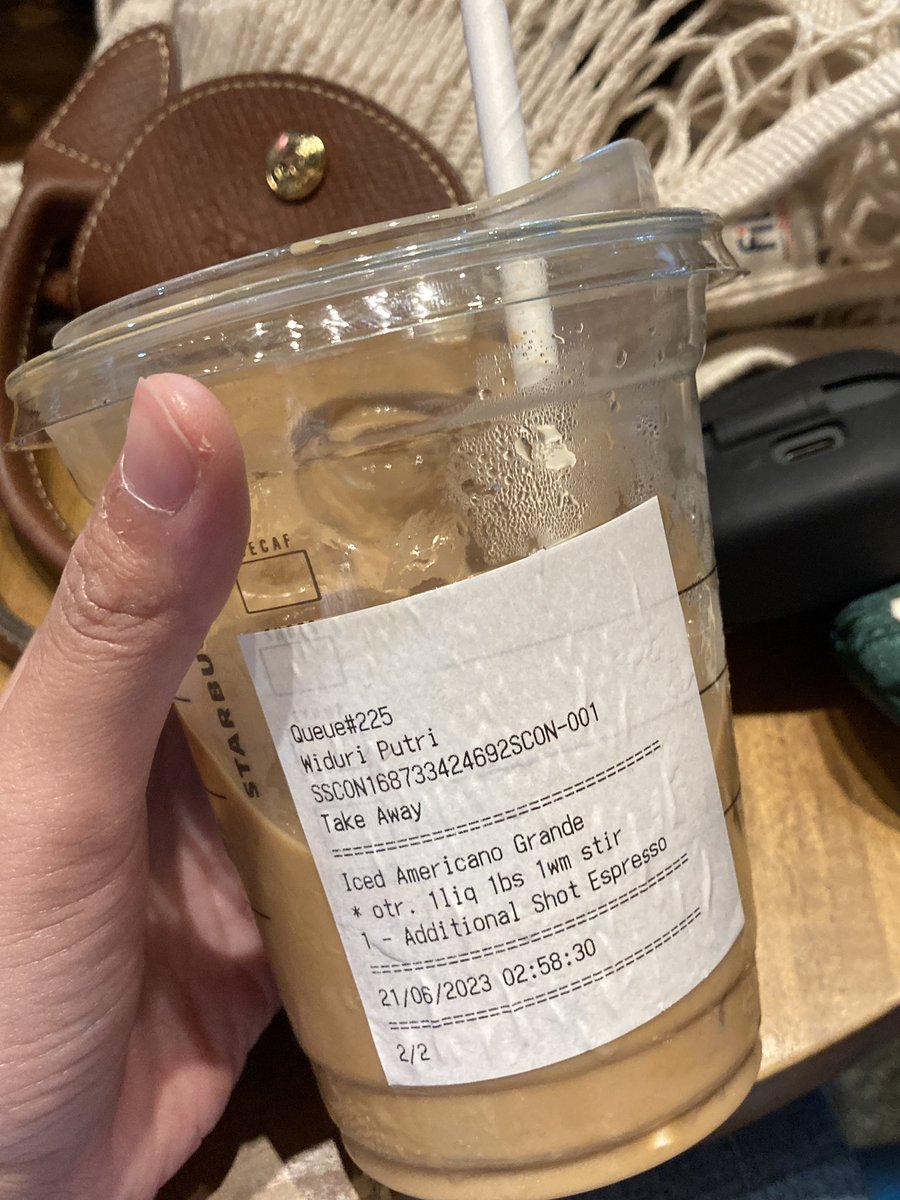 widuriputri's tweet photo. Resep starbucks mure tapi so far paling juara buat bikin melek. OTR Americano + 1 liquid whipcream + 1 milk + 1 brown sugar 👍🏻 mau tall atau grande tetep ok, hasil rasanya sama aja, cuma beda esnya doang wkwk https://t.co/aiQLVij7cj