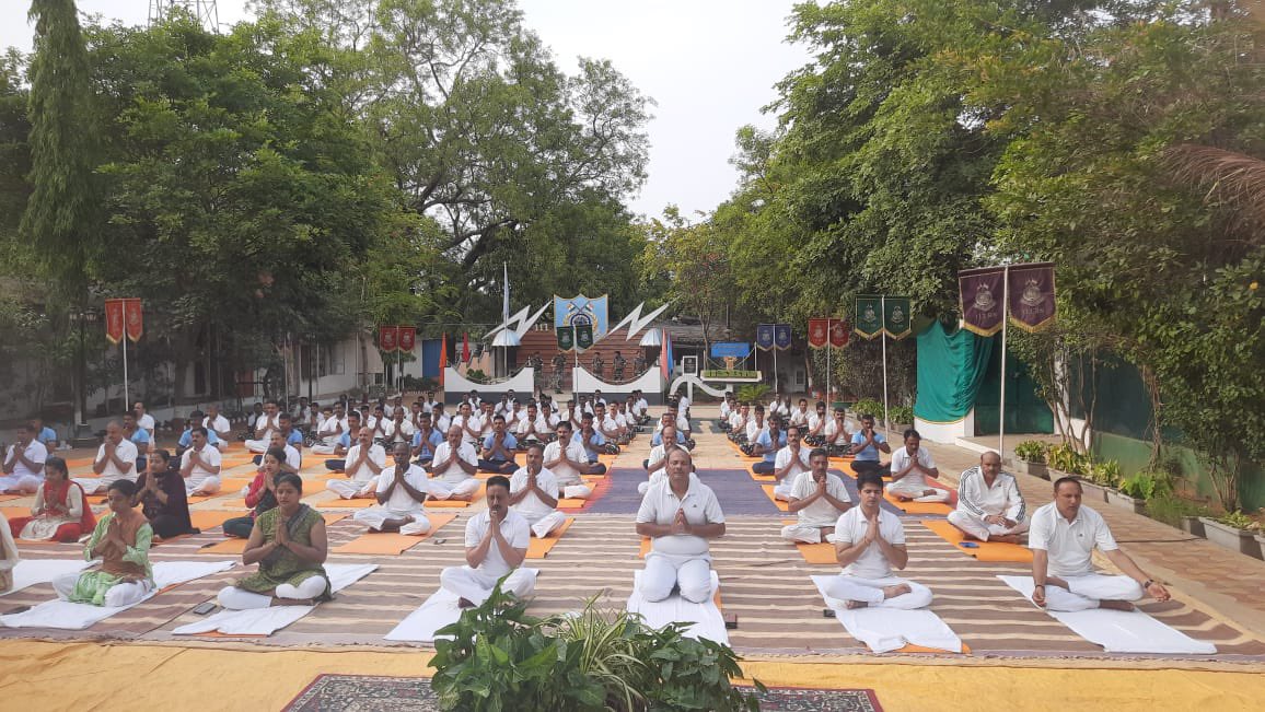 Crpf113's tweet photo. योगश्चित्तवृत्तिनिरोधः
आज अंतर्राष्ट्रीय योग दिवस के अवसर पर 113वीं वाहिनी केरिपुबल में योगाभ्यास किया गया।इस अवसर पर सभी अधिकारी, कार्म���क एवं परिवार के सदस्य शामिल हुए। https://t.co/qAhAHJLY2r