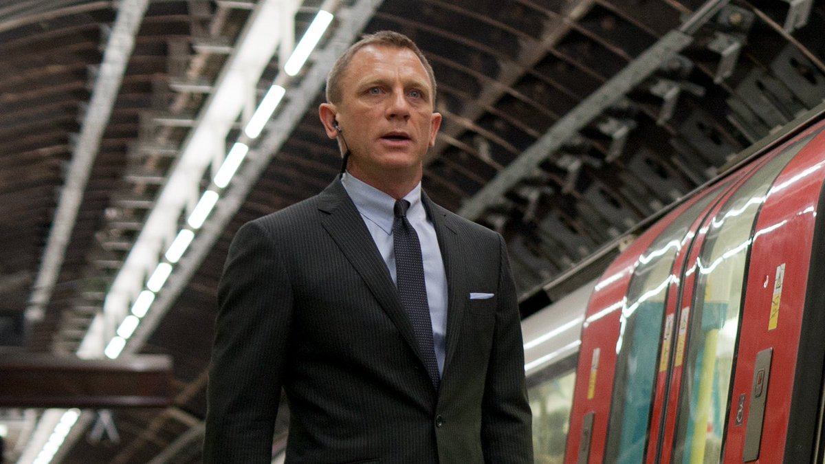 007's tweet image. Mind the gap. #Skyfall