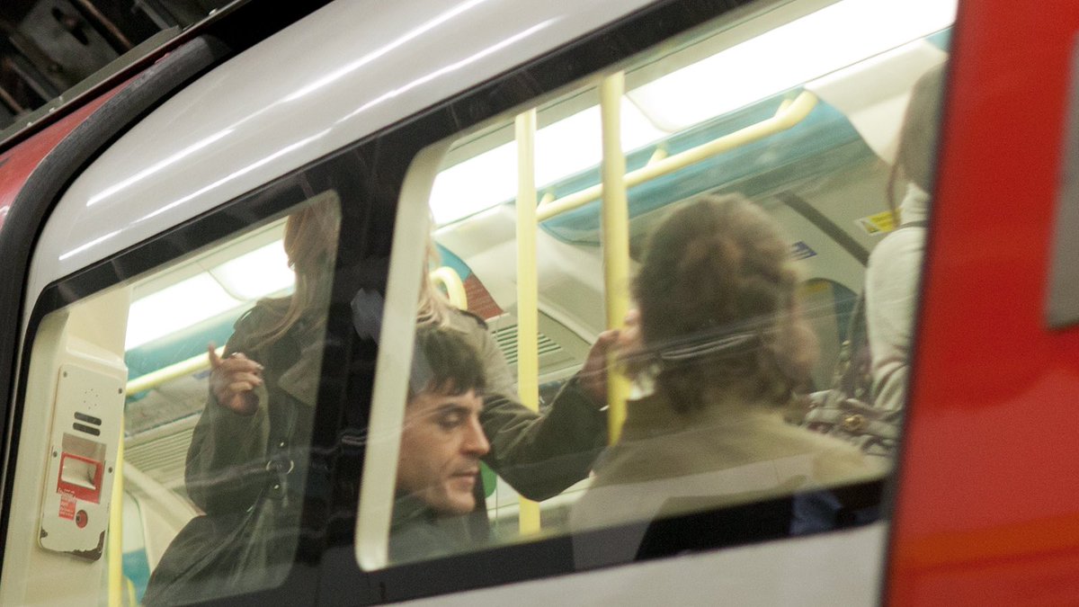 007's tweet image. Mind the gap. #Skyfall