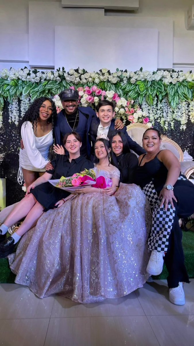 About last night - Cassy with the #FirstYaya / #FirstLady co-stars in Patricia's 18th birthday.

06 | 20 | 2023

#CassyLegaspi 💛

ctto