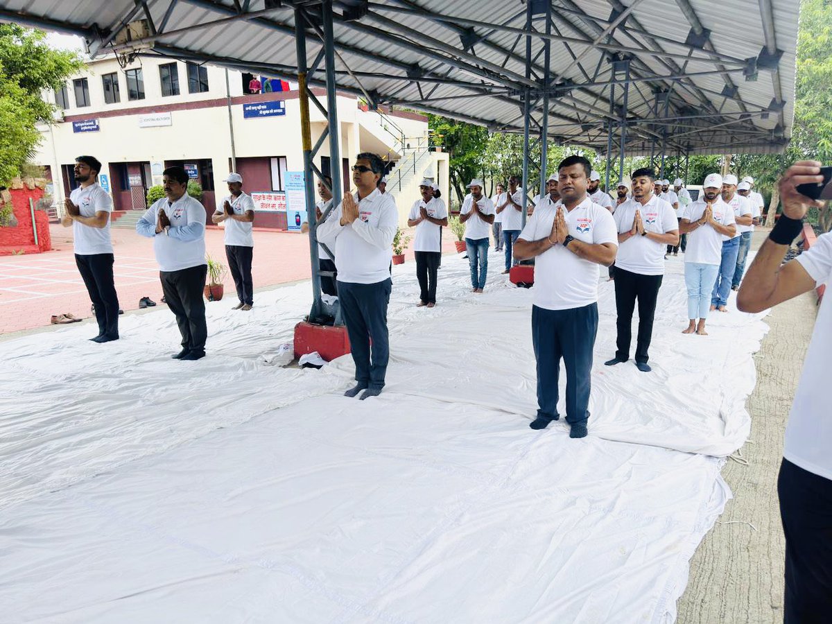 HPCLIndoreLPG's tweet photo. Yoga ~The Fuel for Body, mind &amp; Soul 🧘🏽‍♀️🪷
Celebrating #Yoga for #VasudhaivaKutumbakam, at HPCL Indore LPG Plant. #InternationalYogaDay2023 
@mukeshpchauhan
@Nookesh_Babu @nalli_srinivas @HPCL @PetroleumMin @anujjain1906 @garg_am @NwzLpg @PMOIndia @HardeepSPuri https://t.co/KweBzngiQ1