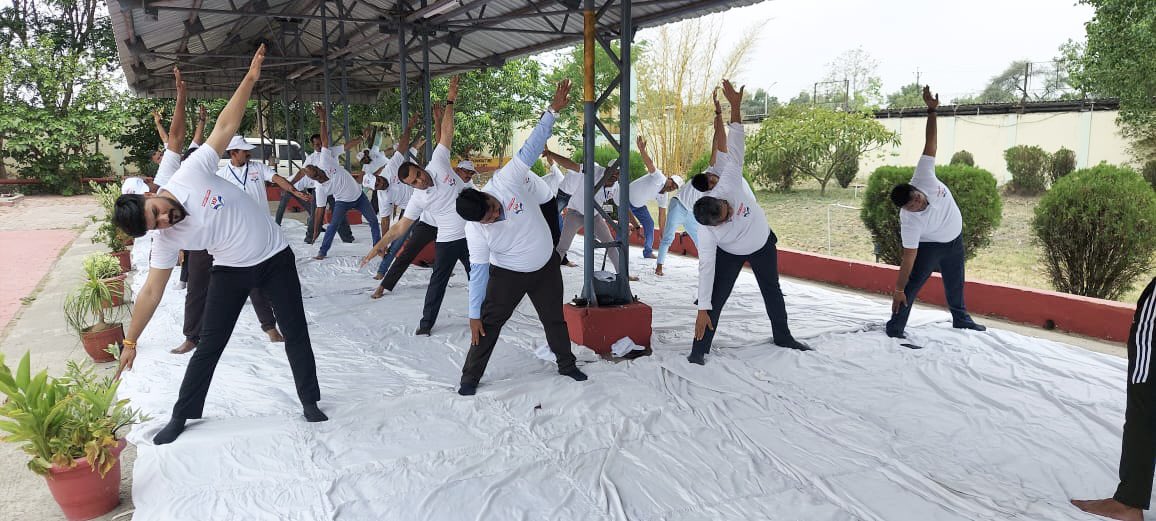 HPCLIndoreLPG's tweet photo. Yoga ~The Fuel for Body, mind &amp; Soul 🧘🏽‍♀️🪷
Celebrating #Yoga for #VasudhaivaKutumbakam, at HPCL Indore LPG Plant. #InternationalYogaDay2023 
@mukeshpchauhan
@Nookesh_Babu @nalli_srinivas @HPCL @PetroleumMin @anujjain1906 @garg_am @NwzLpg @PMOIndia @HardeepSPuri https://t.co/KweBzngiQ1