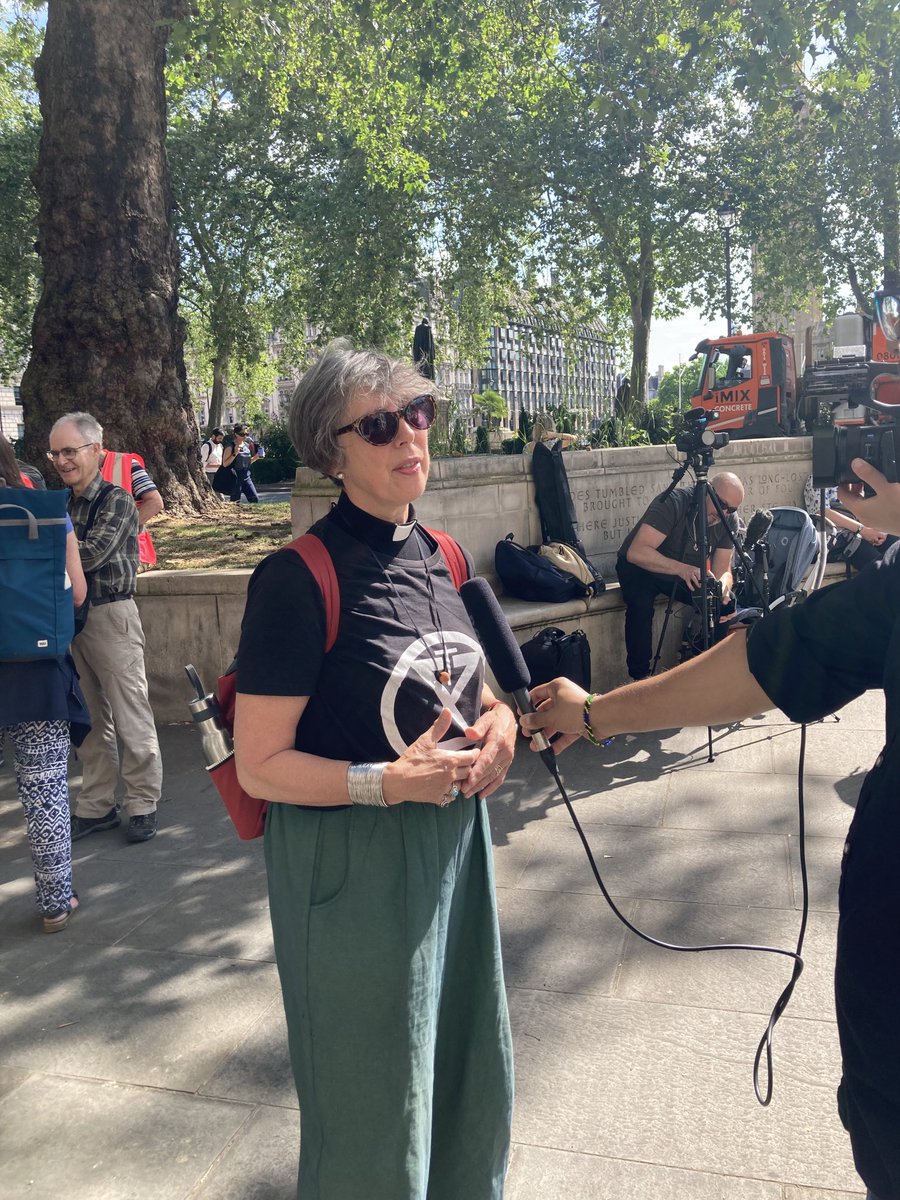 ⁦@BurnettHelen⁩ being interviewed outside the Supreme Court ahead of the Horse Hill Appeal against oil drilling that could be a precedent for future planning applications #CountTheCarbon #HorseHill
