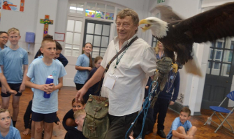 whitchurchCEFed's tweet photo. WJA loved meeting the Bird Man yesterday. We were introduced to Alaska the Eagle, Cybil the Hawk and Sparky the Owl. We were very impressed with them all flying around the hall. Year 5 and 6 had to sit very still as the eagle walked amongst them! #WJAscience
@StBartsTrust https://t.co/Jjitn1YCxY