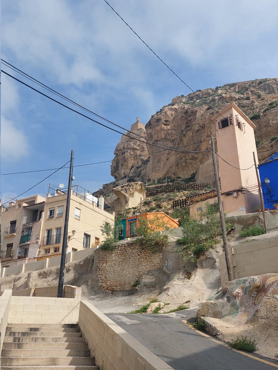 jesusverdem's tweet photo. #MieGenteChachi21Jun #BuenosDias #CastilloDeSantaBarbara #CaraDelMoro #Alicante @FestesAlacant Bienvenido VERANO... Y bueno para Tod@s. https://t.co/HT4TvpmKIB