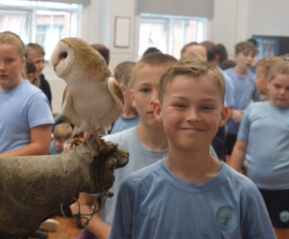 whitchurchCEFed's tweet photo. WJA loved meeting the Bird Man yesterday. We were introduced to Alaska the Eagle, Cybil the Hawk and Sparky the Owl. We were very impressed with them all flying around the hall. Year 5 and 6 had to sit very still as the eagle walked amongst them! #WJAscience @StBartsTrust https://t.co/OADj5Z8mjl