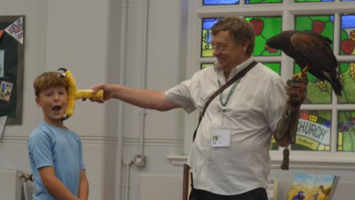 whitchurchCEFed's tweet photo. WJA loved meeting the Bird Man yesterday. We were introduced to Alaska the Eagle, Cybil the Hawk and Sparky the Owl. We were very impressed with them all flying around the hall. Year 5 and 6 had to sit very still as the eagle walked amongst them! #WJAscience @StBartsTrust https://t.co/OADj5Z8mjl
