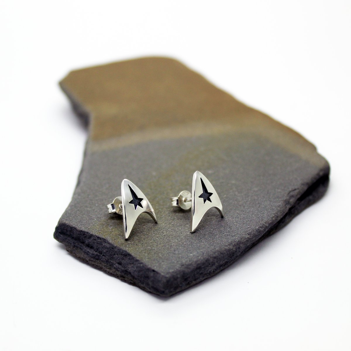 "El destino favorece a los niños, a los locos y a las naves llamadas Enterprise."- 💬 Riker#Pendientes Insignia Delta de la Flota Estelar, #StarTrek

bit.ly/3X0ltL6

#FlotaEstelar #hechoamano #envíogratis #startrekkers #startrekfan #InsigniaDelta #geek #trekkie
