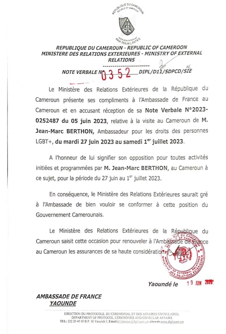 La France voulait envoyer un 'ambassadeur des droits LGBT' au Cameroun.
Le Cameroun a envoyé un courrier rédigé en langage diplomatique dont voici à peu près la traduction :
'Allez bien vous faire foutre avec votre idéologie qui ne correspond pas DU TOUT à la vision du Cameroun'.