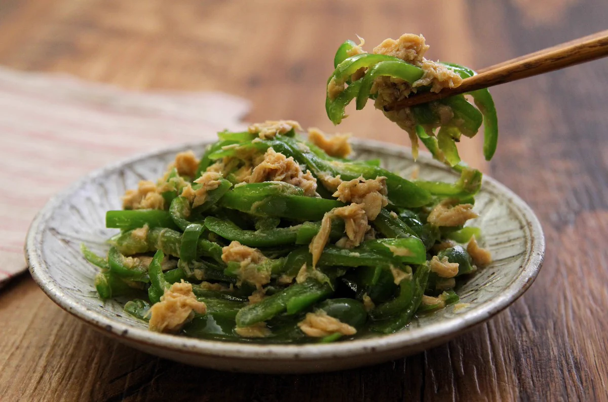 麺つゆなどによる味付けで、お箸が止まらなくなっちゃう？！とっても美味しそうなツナ缶×ピーマンレシピ！