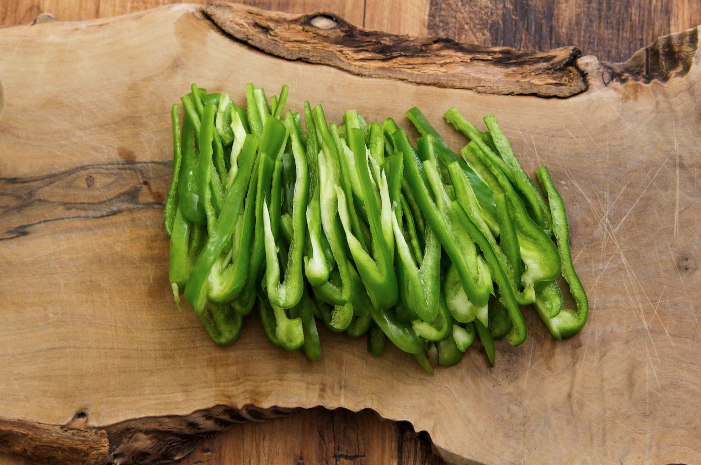 麺つゆなどによる味付けで、お箸が止まらなくなっちゃう？！とっても美味しそうなツナ缶×ピーマンレシピ！