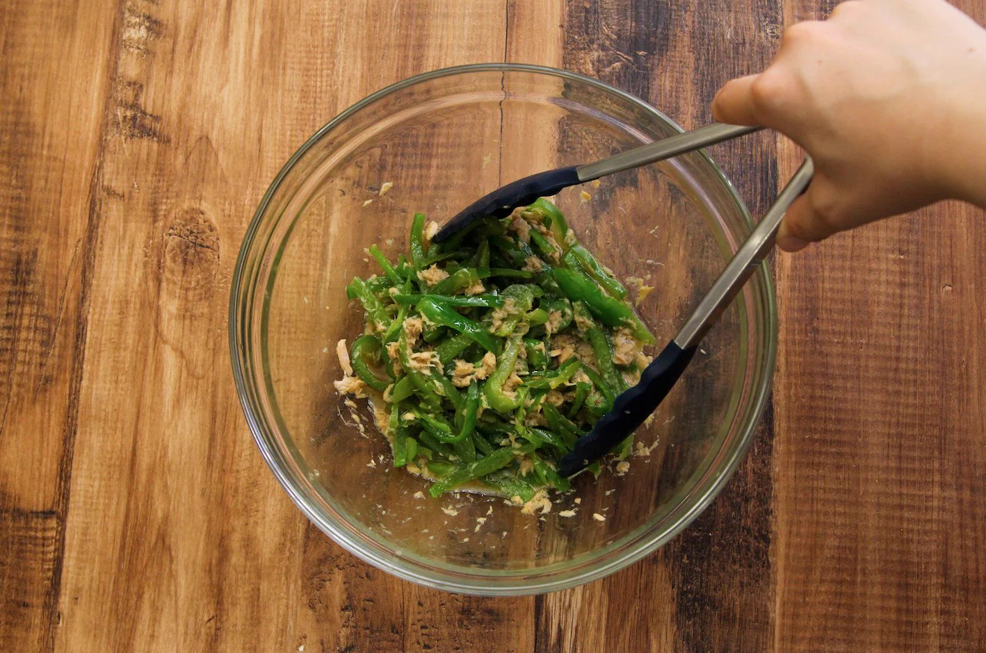麺つゆなどによる味付けで、お箸が止まらなくなっちゃう？！とっても美味しそうなツナ缶×ピーマンレシピ！