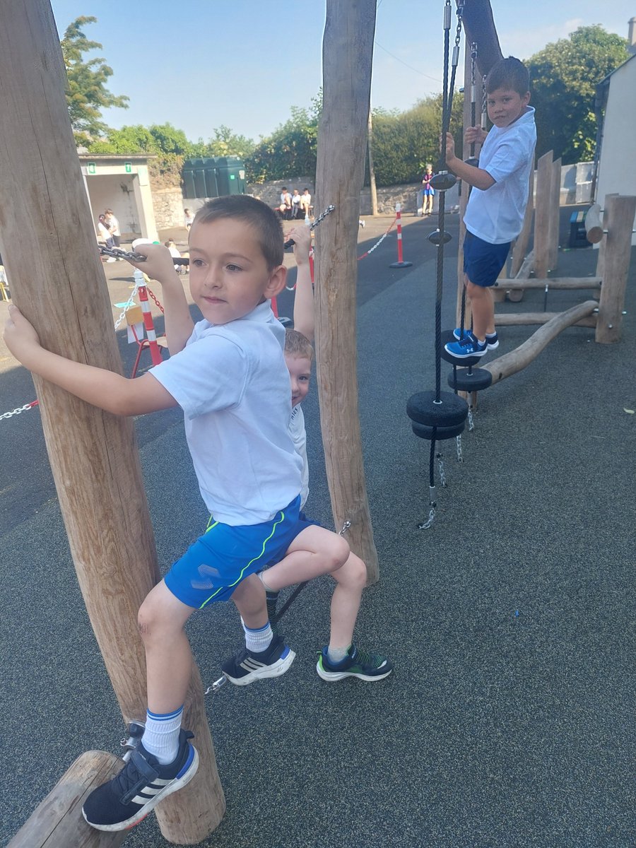 Boys from Senior Infants enjoying the recently installed agility trail at school sports day @KOMPANIRELAND #agilitytrail @TipperaryETB @cnsireland