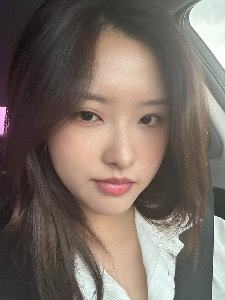 lookshyeju's tweet photo. SON HYEJUUU 💔💔💔💔 she’s an actual angel she’s so pretty https://t.co/XFoljz88YD