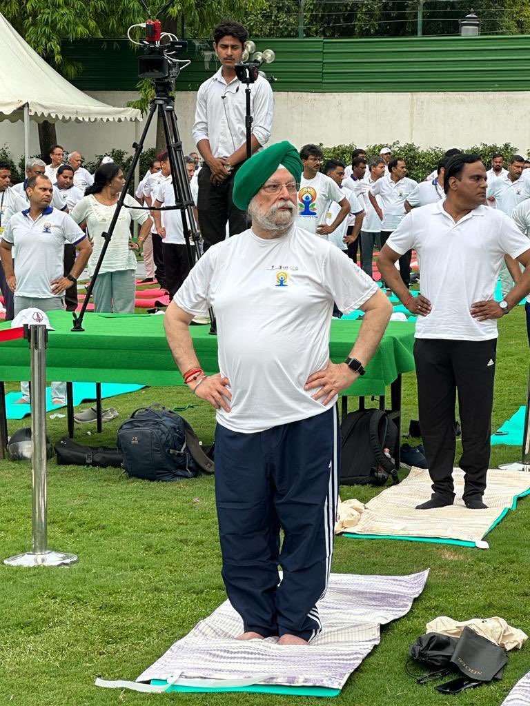 HardeepSPuri's tweet photo. यम, नियम, आसन, प्राणायाम, प्रत्याहार, धारणा, ध्यान, समाधय: अष्टौ अङ्गानि।

Joined the global celebration of #Yoga India’s ancient practice of physical &amp; spiritual well-being.

#YogaForVasudhaivaKutumbakam 
#InternationalDayofYoga2023 
#VigyanBhawan #YogaDay #YogaForHumanity https://t.co/VEFzlRKx4g