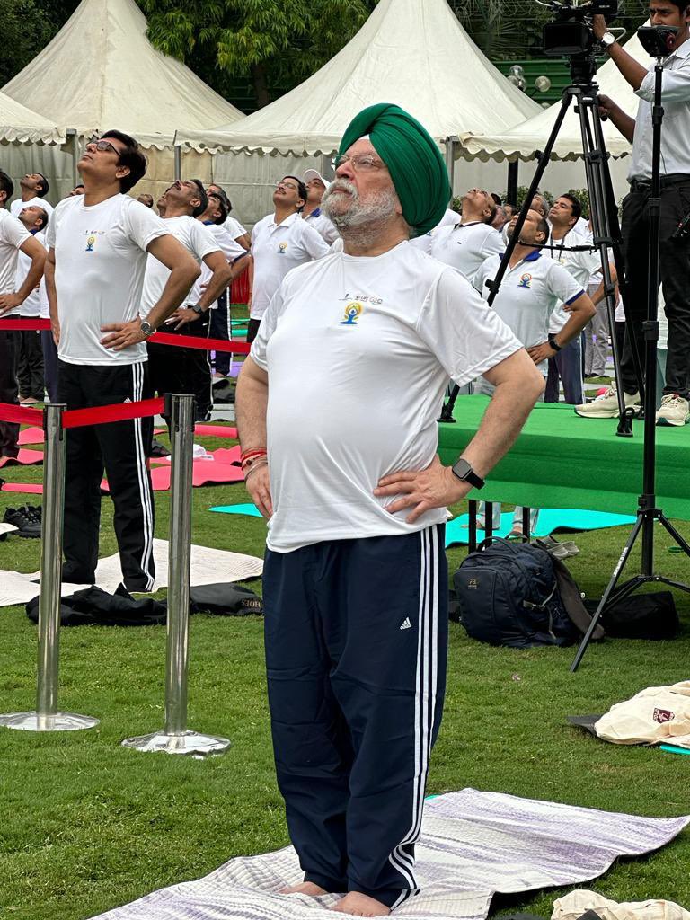 HardeepSPuri's tweet photo. यम, नियम, आसन, प्राणायाम, प्रत्याहार, धारणा, ध्यान, समाधय: अष्टौ अङ्गानि।

Joined the global celebration of #Yoga India’s ancient practice of physical &amp; spiritual well-being.

#YogaForVasudhaivaKutumbakam 
#InternationalDayofYoga2023 
#VigyanBhawan #YogaDay #YogaForHumanity https://t.co/VEFzlRKx4g
