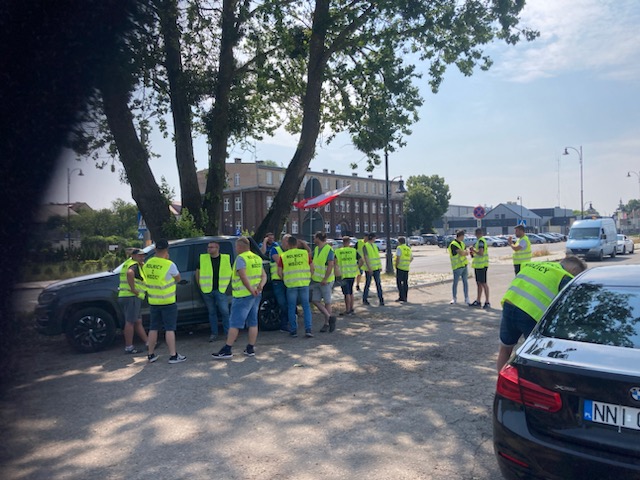 LukaszP85's tweet photo. Rolnicy z Nidzicy i okolic protestują, blokują pociąg ze zbożem z Ukrainy który przyjechał na bocznicę w Nidzicy pod jeden z zakładów. @topagrar_PL @GospodarzWlkp @gospodarz @Instytut_Rolny @PRolny @PrzeworskaNika @jacekzarzecki @TyszkaMa @PolsatNewsPL @tvp_info @FaktyTVN https://t.co/4ipkrXzOEX