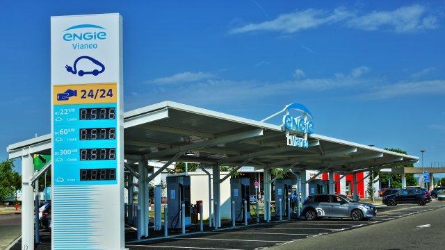 🚗🔌 Engie installera "des centaines" de bornes de recharge rapide en Belgique d'ici à 2025, avec sa marque Vianeo dédiée à la mobilité électrique.
👉 lecho.be/entreprises/en…
 
Par @maxvandeweyer <a href="/davidadriaen/">David Adriaen</a> | <a href="/ENGIEvianeo/">ENGIE Vianeo</a> <a href="/EngieBelgium/">ENGIE Belgium 🇧🇪</a> #ev #electricvehicle #mobilité