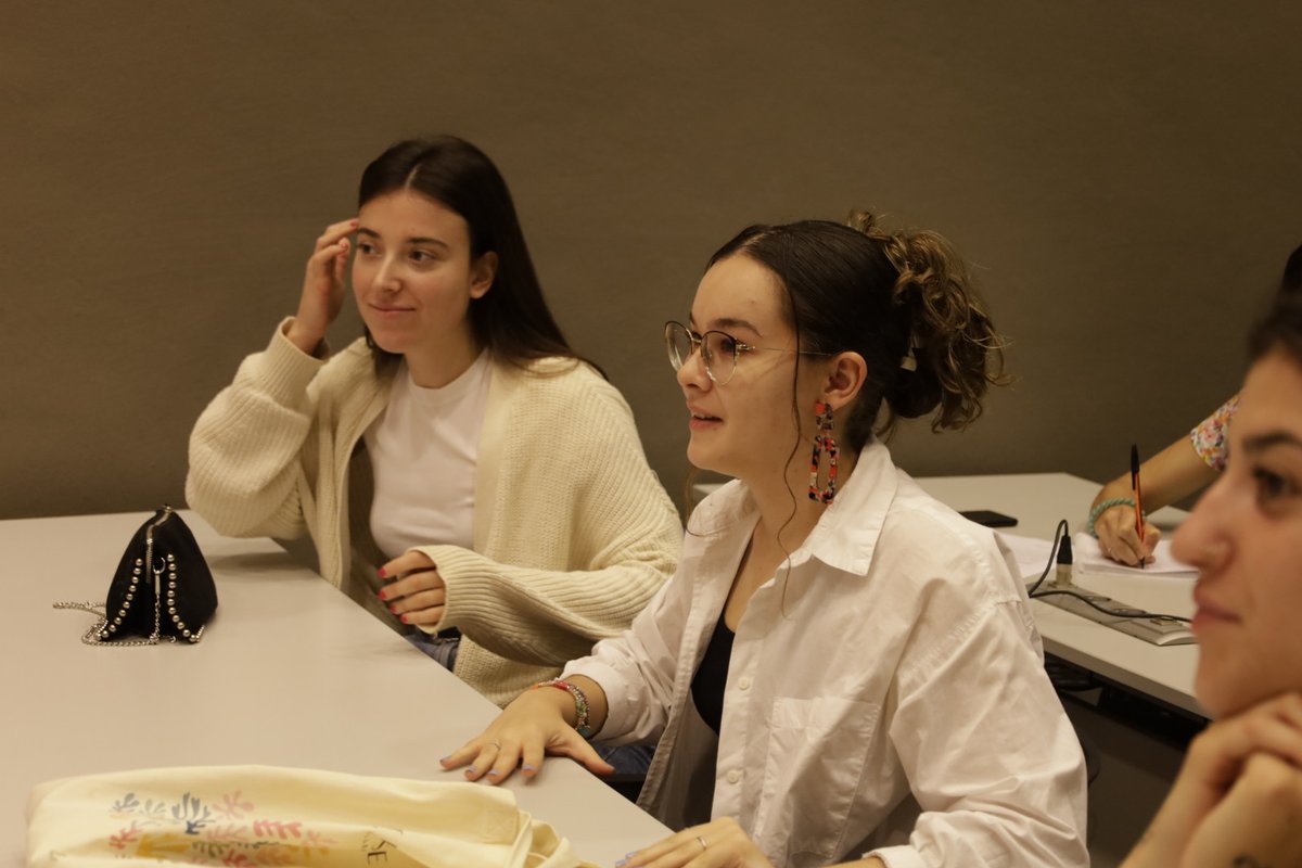 unizar's tweet photo. ‘Avísame cuando llegues’, de Laura Arnedo, Paola Martínez, Blanca Ramos, Madalina Turcescu y Raquel Val, estudiantes de Periodismo @FacultadFiloZgz @unizar, ganador del VIII Concurso Publicitario ‘A favor de la igualdad y la responsabilidad de género’. https://t.co/BEUhU24RtS
