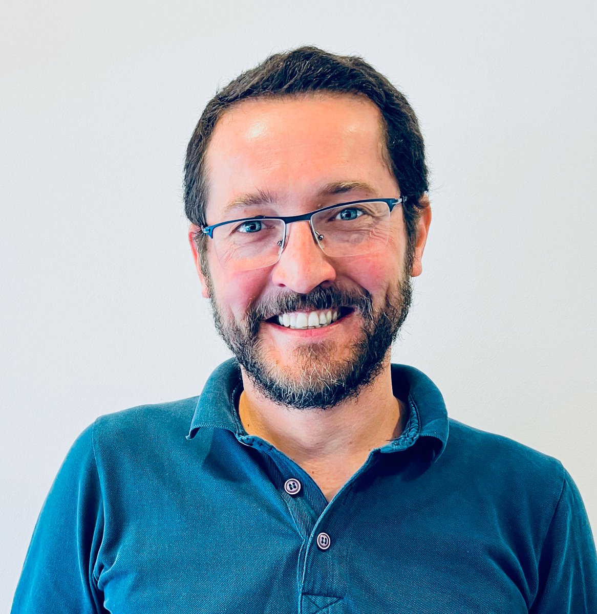 Meet our Team Wednesday: This is our Professor Xavier. He is the head of the Biomimetics group where we are busy working on a spectrum of projects from microfluidics, organ on chips, synthetic cells and mass diagnostic tests @KU_Leuven @biosystkuleuven #meettheteam #biomimetics
