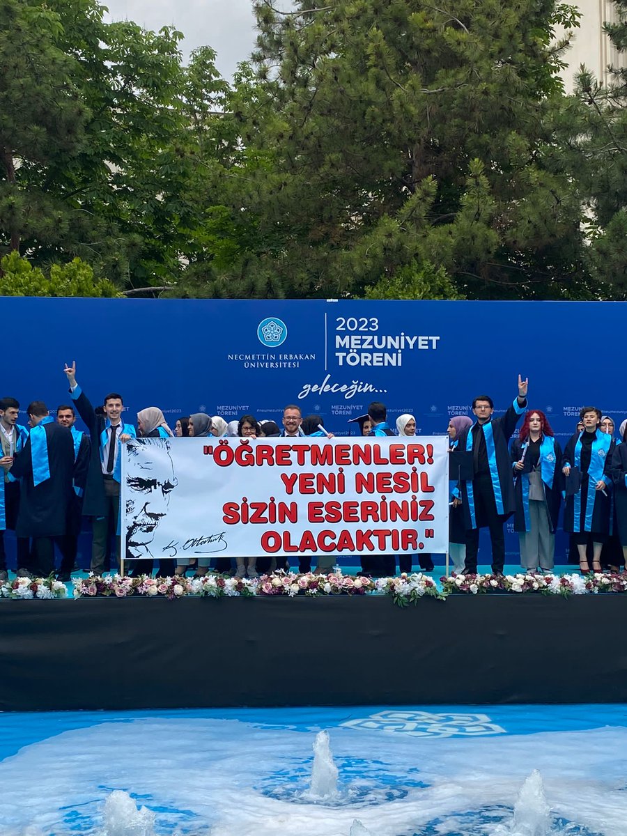 IOzavcu's tweet photo. Necmettin Erbakan Üniversitesi 
Ahmet Keleşoğlu Eğitim Fakültesi 
Türkçe Öğretmenliği Bölümü Mezuniyet töreninden bir hatıra. 
"Çoklar diye korkma, azız diye çekinme." 
@akkusdedik @cskneren5 https://t.co/0brJWSNV09