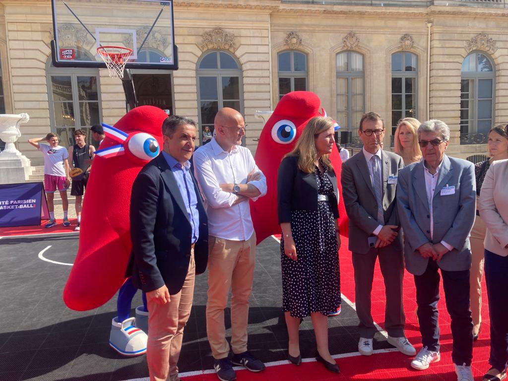 S_Mazars's tweet photo. Rien de tel qu’un petit dribble 🏀 pour débuter la #JournéeOlympique à l’@AssembleeNat et promouvoir 
ces belles #valeurs de l’Olympisme que sont l’excellence, l’amitié et le respect ! 
#Paris2024 #JOP2024 https://t.co/rrG5vDbBX8