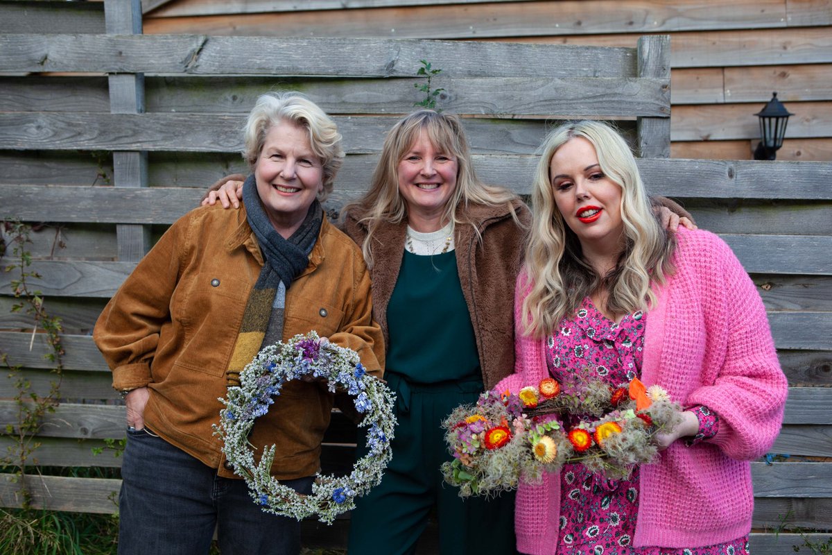 LaylaRobinsonfl's tweet photo. Tonight at 9pm on Extraordinary Escapes  @Channel4 You will see my face briefly, showing the very lovely @sanditoksvig and @Roisinconaty how to make everlasting flower wreaths in the beautiful setting of Hergest Lee cabins ❤️ https://t.co/3LVez4940O