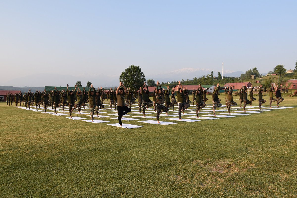 Mantash56627002's tweet photo. Yoga is one of the greatest accomplishments of our civilization, and India’s great gift to the rest of the world. 

Indian army celebrated World Yoga day in Kashmir and greetings to all on the International Day of Yoga!!
#InternationalDayofYoga2023
#adgpi
#chinarcorps
#kiloforce https://t.co/xygCpiR4We
