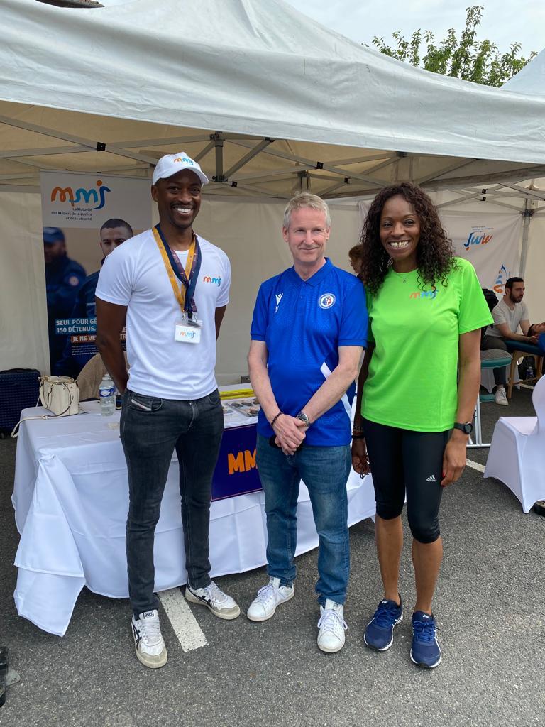 MutuelleMMJ's tweet photo. La MMJ partenaire du relais #marathon #EKI🏃‍♀️, avec Odiah Sibité, #ancienne #sprinteuse 🏃‍♀️ de l’équipe de #France 🇨🇵 à l'occasion des 125 ans du  #centre #pénitentiaire de #Fresnes 🎉🎊 https://t.co/eVVaTYVz5Q