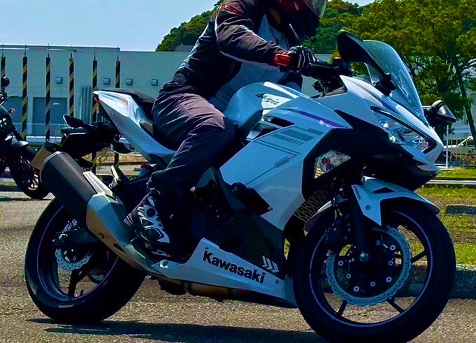 名前:ピカライダー
性別:男
年式:1996年式
住み:宮崎
身長:163
車種:Ninja400(2023) PBW
一言:今年はカスタムに全力を尽くします！
 #バイク乗りとして軽く自己紹介 
 #バイク乗りと繋がりたい
 #Ninja

バイクの見た目が変わってきたので更新しました！よろしくお願いします(^^)