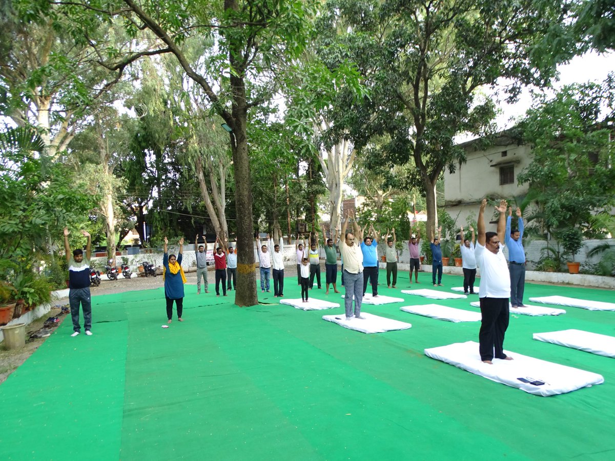 अन्तर्राधट्रीय योग दिवस पर संत गहिरा गुरु विश्वविद्यालय के माननीय कुलपति जी, कुलसचिव,सभी अधकारियों एवम कर्मचारियों ने योगाभ्यास  किया तथा योग को जीवन शैली में शामिल करने का शपथ लिया।