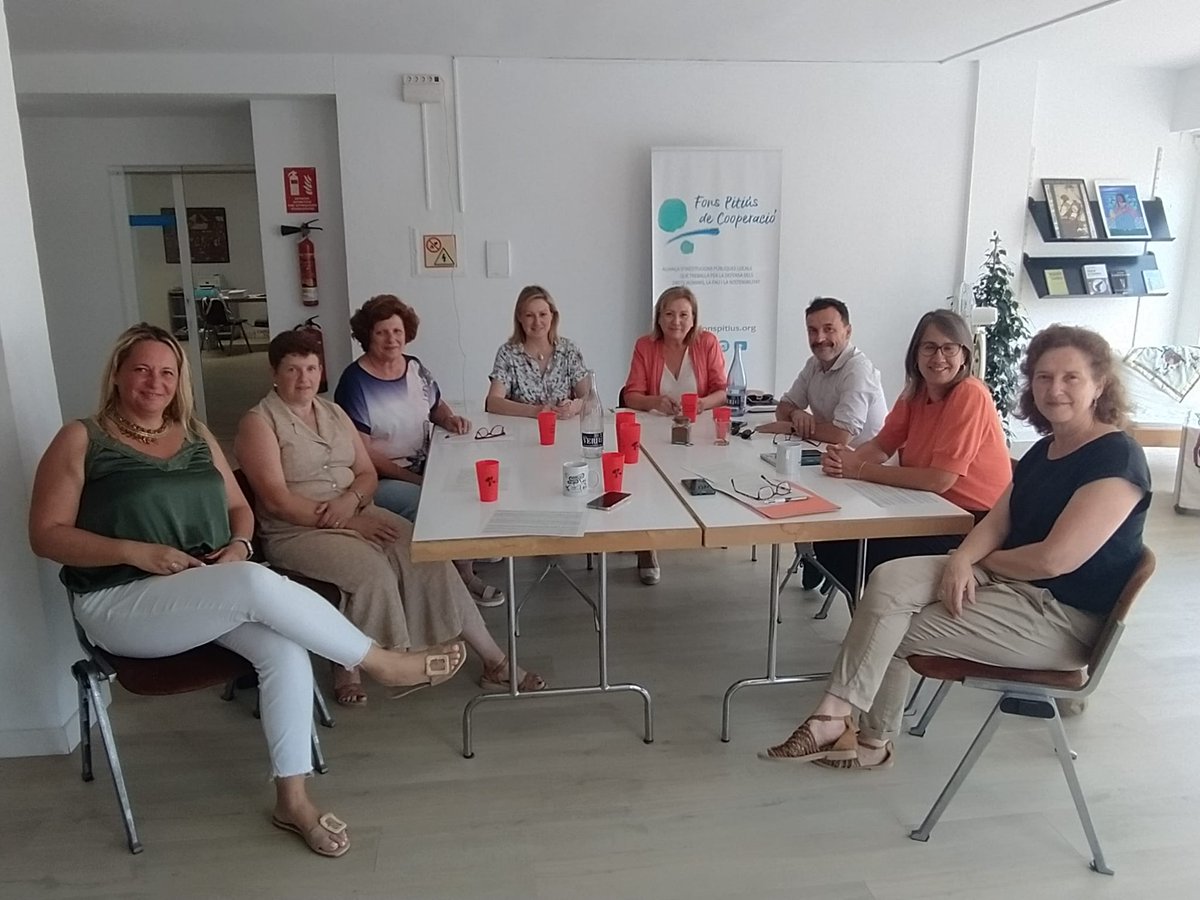 EscandellCarol's tweet photo. Ayer última reunión de legislatura de @fonspitius. Enhorabuena por el tan necesario trabajo que realizan.  Porque el mundo va mucho más allá de nuestra isla y es preciso no olvidar que existen territorios menos favorecidos que el nuestro.
Desde @Consell_Eivissa muchas gracias!!! https://t.co/5hC8z0K80n