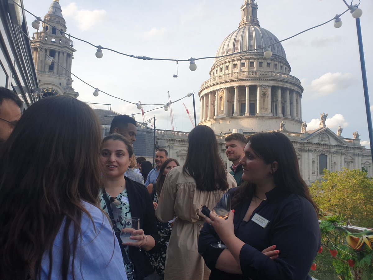 #Freshminds celebrating the summer with a gathering of some of our valued network of Minds - analysts, researchers and consultants all under the watchful eye of @StPaulsLondon 🌞 #network #strategy #candidates @SabineRooftop