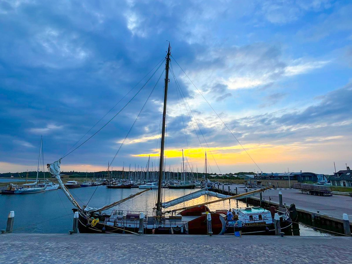 Habt einen wunderschönen Mittsommerabend, genießt den längsten Tag des Jahres! 🌅🔥
#LaBohème #Segeln #Wattenmeer #Vlieland #Inselsommer #sunset #Mittsommer #midsummer #solstice #HollandSail #oceanlovers #sailorslife