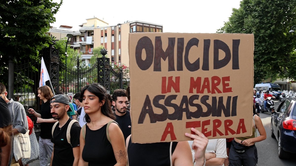 RescueMedNa's tweet photo. Ieri, nella #GiornataMondialedelRifugiato, abbiamo voluto manifestare il nostro sdegno verso una Europa fortezza che ammazza le persone in mare. In 400 siamo andati in corteo fino al consolato greco, dove simbolicamente si è macchiata di sangue la bandiera dell'Unione Europea. https://t.co/Aol0JFsAlj