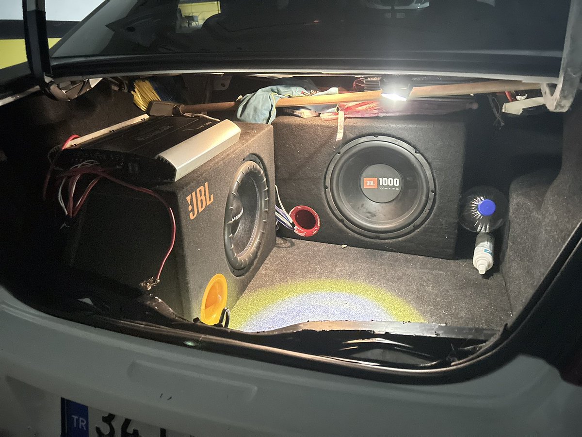 soranlar oluyor arabanın bagajı sağlam yaşımız bilmem kaç ama…😇