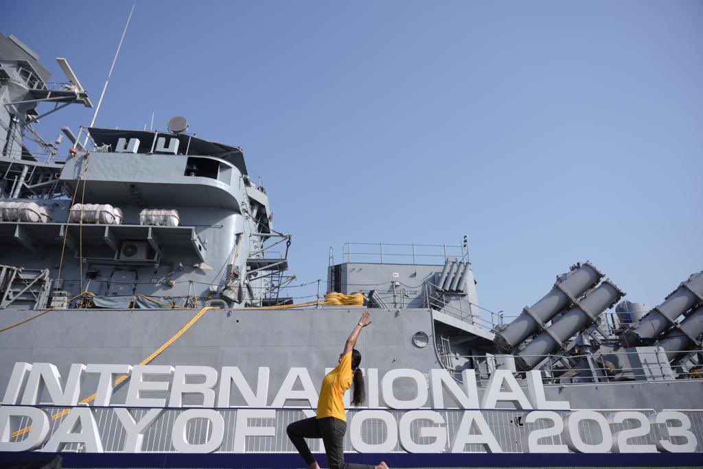 The Common Yoga Protocol demonstration at Dubai's Mina Rashid showcased over 200 sailors from INS Brahmaputra actively participating in #OceanRingOfYoga. Their synchronized movements embodied the power of yoga in fostering well-being. #InternationalDayofYoga2023 

'🧘‍♂️🌊