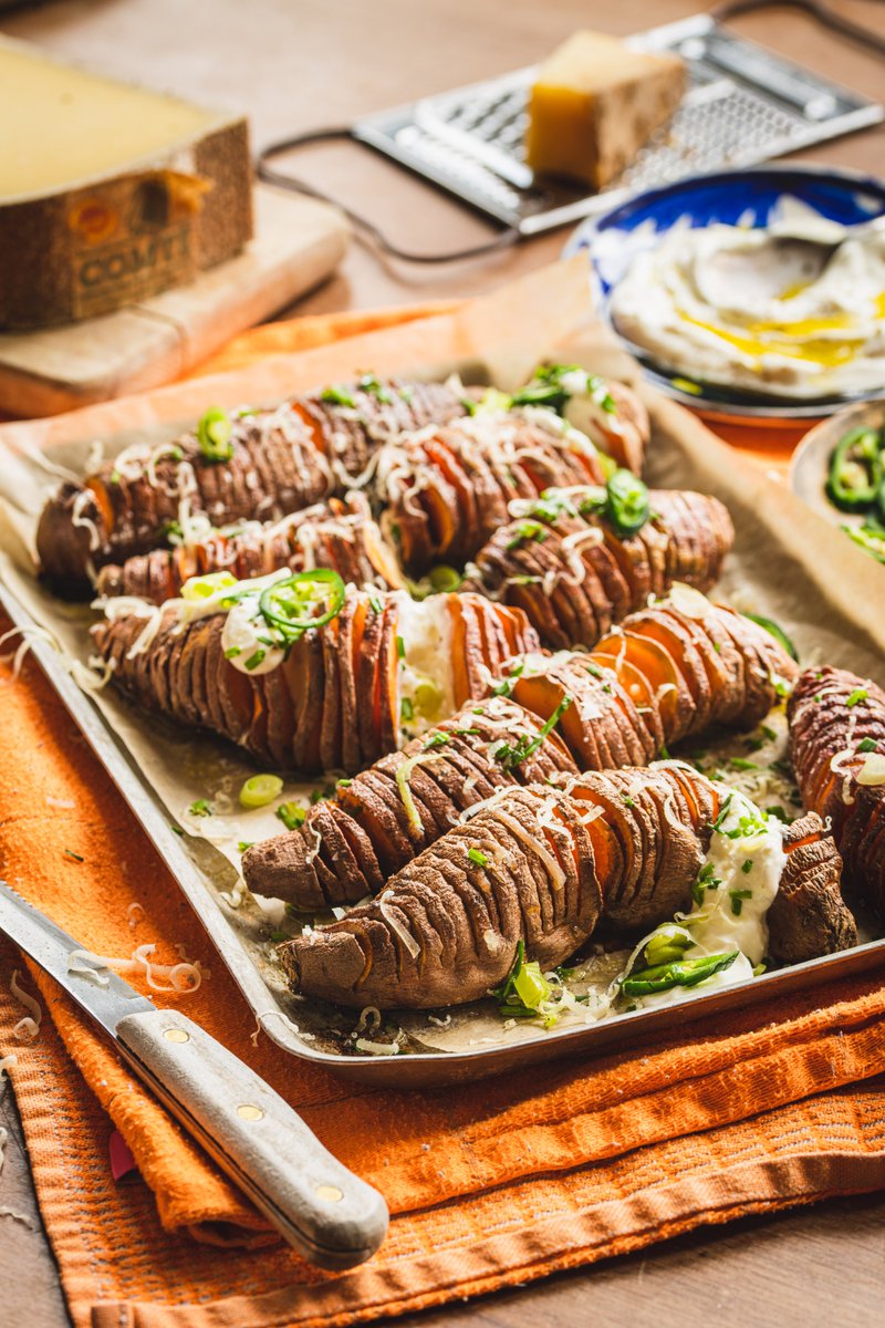 Already thinking about lunch and these gorgeous hasselback sweet potatoes. Recipe available on our website 😋

comtecheese.co.uk/recipe-mains/h…