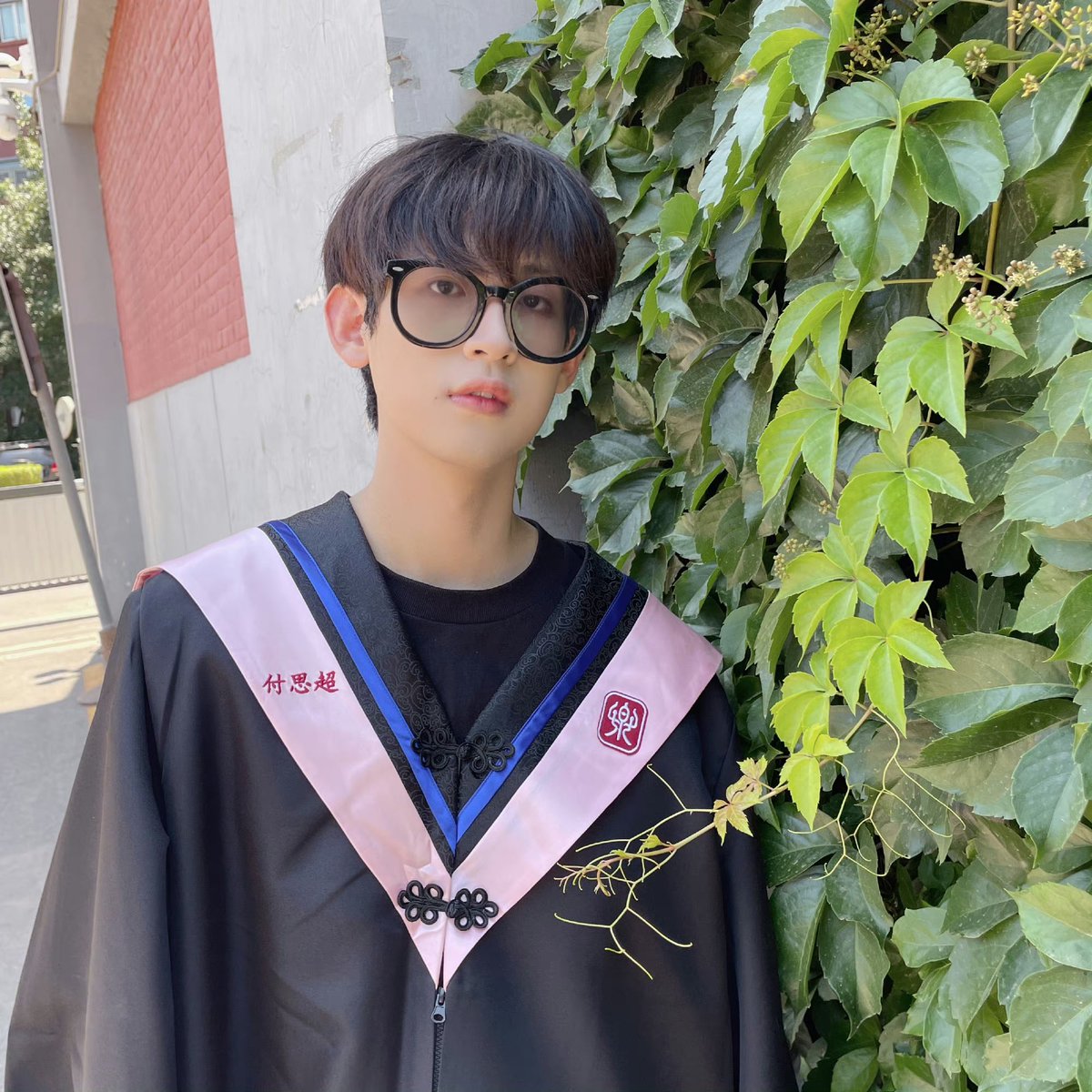 เชาร์กับชุดครุย เรียนจบแล้ว ยินดีด้วยน้า 🎉 ชอบที่ชุดมีดีเทลปักชื่อไว้ที่ครุยด้วยอะ เออ แปลกดีแต่น่ารัก ☺️