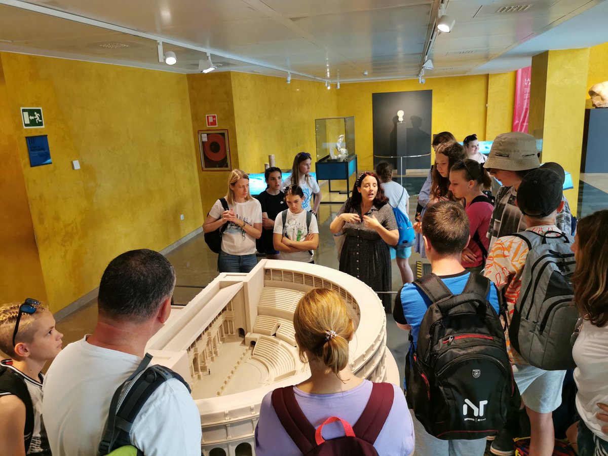 OSsencur's tweet image. 4.dan smo obiskali mesto Zaragoza. Ogledali smo si muzej rimske zgodovine in muzej gledališča ter katedralo.
#Cmepius #ErasmusPlus #Zaragoza #OsSencur