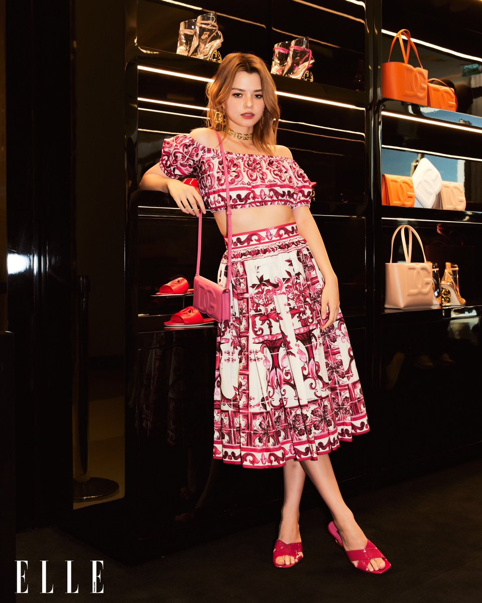 ELLEThailand's tweet photo. ชมกันชัดๆ ภาพของสาวสุดฮอตอย่าง เบ็คกี้ รีเบคก้า @AngelssBecky ในโททัลลุคจาก @dolcegabbana ที่งานเปิดตัว DG Logo Bag Pop-up Store ใจกลางสยามพารากอนในวันนี้ 

#ELLEreports 
#DolceGabbana #DGLogoBag #DGLogo #beckysangles #DGxBecky https://t.co/QkwW7UUiJT