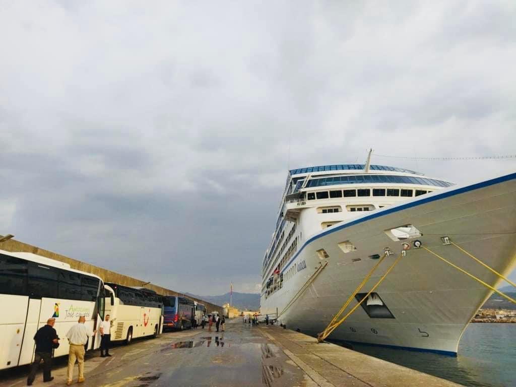 Llega al @puertodemotril el crucero de categoría luxury “#Náutica”, con casi 600 pasajeros a bordo, más 400 de tripulación, que disfrutarán de los encantos de #Motril, la Costa Tropical y Granada. 
#patronatoturismogranada
#costatropicaldegranada
#puertosandaluces
#granadaturismo