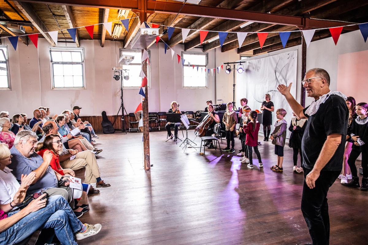 In 'Tons Grand Tour' nemen acteur Ton Meijer en kinderen 't publiek mee op 'n culturele reis door Europa. Kinderen (7-11 jr) uit Delft e.o. acteren, zingen en musiceren alsof hun leven ervan af hangt tijdens de jaarlijkse 'Meespeelvoorstelling'. Kom ook!
delftmusicfestival.nl/nl/programma/t…