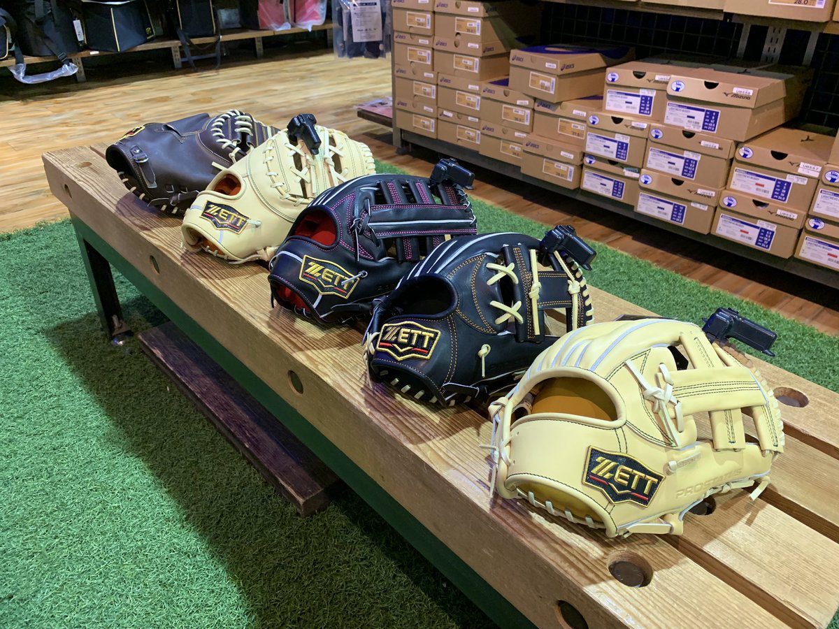 shiratorifujis1's tweet image. こんばんは☺︎

《ZETT PROSTATUS》
硬式グラブたちが入荷しました✨

キップレザー仕様の
Special Editionもあります🔥

明日からのメンバーズセールで
グラブ購入をお考えの方は是非
候補に入れてみてはいかがでしょうか？

@ZETTBASEBALL_JP 
#ZETT #PROSTATUS
#スポーピアシラトリ湘南藤沢店