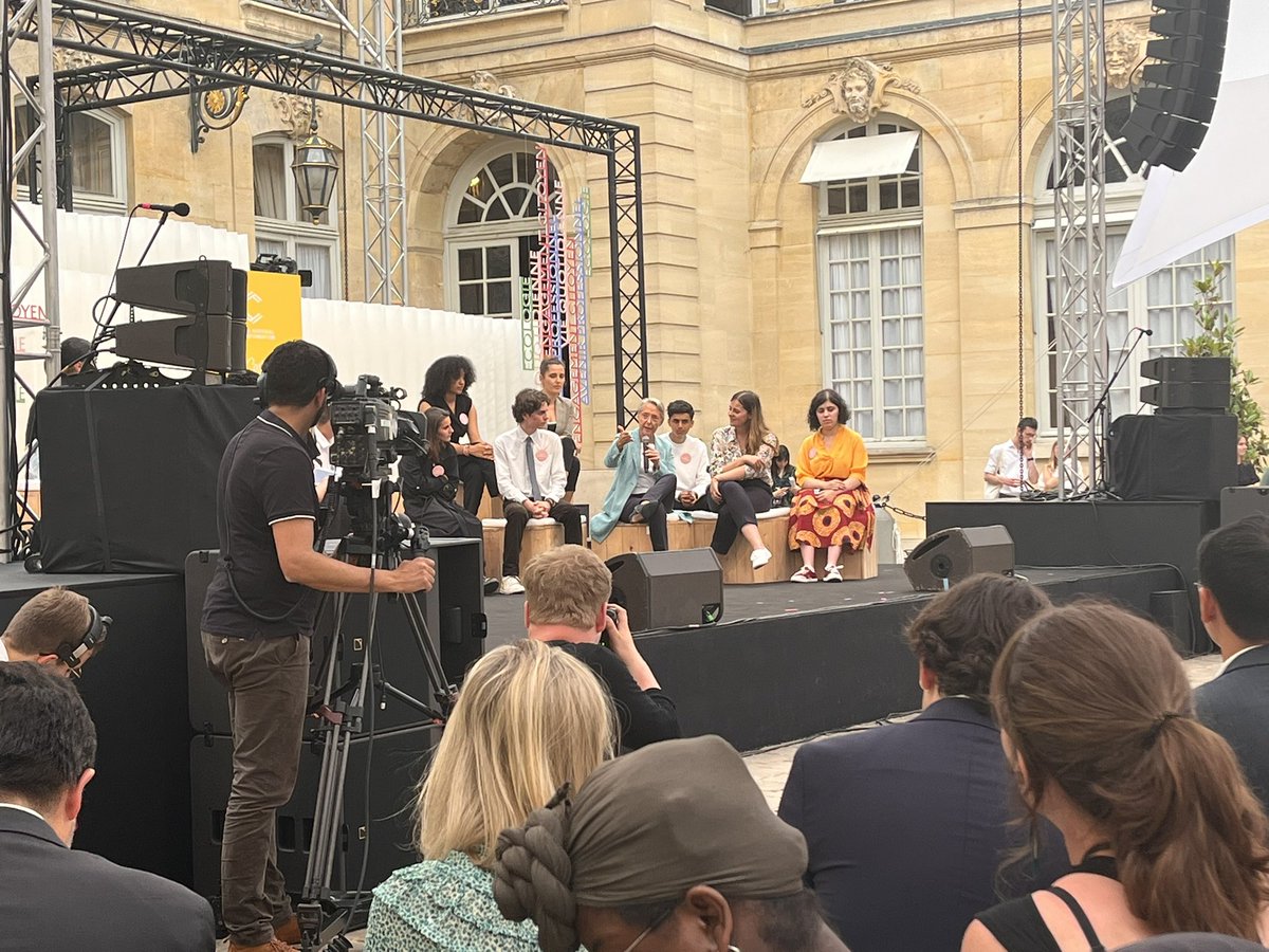 1/2 <a href="/Elisabeth_Borne/">Élisabeth BORNE</a> : “ j’ai perdu ma mère très jeune et mon père n’avait pas de revenu, j’étais pupille de la nation et c’est grâce à l’Etat que j’ai pu faire des études. Il me tient à coeur aujourd’hui de rendre à mon pays ce qu’il m’a donné” <a href="/gouvernementFR/">Gouvernement</a> #MATIGNON