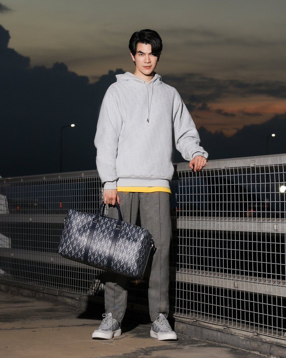 พร้อมแล้ว! #MileApoFlyToParis มาย &amp; อาโป ในแอร์พอร์ตลุคจากดิออร์ พร้อมเดินทางไปยังปารีส เพื่อเข้าร่วมชมแฟชั่นโชว์ Dior Men's Summer 24 ในฐานะ House Ambassador ของดิออร์ประเทศไทย 

#DiorSummer24 #MileApo  #milephakphum #Nnattawin #มายอาโป #Praewmag