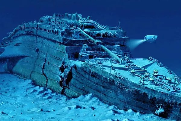 GossipRoomOff's tweet photo. 🚨 Il reste seulement moins de 24h d'oxygène à bord du sous-marin parti explorer le #Titanic. Une course contre la montre s'engage pour sauver les 5 personnes à bord.

Mais la gigantesque zone de recherches, qui s’étend sur 20 000 kilomètres carrés dans l’Atlantique nord, et descend potentiellement jusqu’à une profondeur de 4 000 mètres, complique la tâche. "Il fait nuit noire en bas. Il fait un froid glacial. Le fond marin est constitué de boue et il est ondulé. Vous ne pouvez même pas voir votre main devant votre visage", a expliqué Tim Maltin, expert du Titanic. 🚢 (via La Voix du Nord)