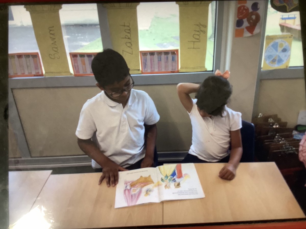 In after school club Trishir from year 4 was happy to read to Ana from nursery’s library book to her #earlyreading #sharedreading #happytohelp