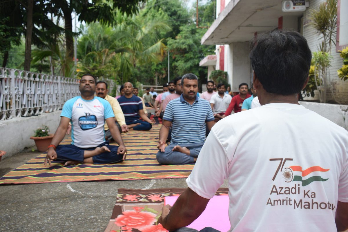 Indiaposthzb's tweet photo. Some glimpses of 9th International day of Yoga celebrated at Hazaribagh Head Post  Office Campus -825301 , Hazaribagh Division. 
#InternationalDayofYoga2023
#IDY2023
#HarAnganYoga
@AshwiniVaishnaw
@devusinh
@PIB_India
@mygovindia
@mdniy
@moayush
@IndiaPostOffice https://t.co/NemUGyiMAH